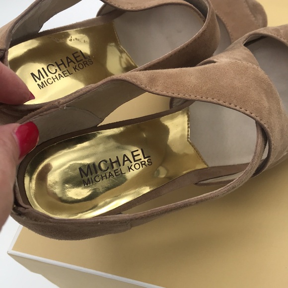 MICHAEL Michael Kors Elena Cross Strap Dk Dune Suede Platform Heels w/box Sz 8M - Picture 4 of 6